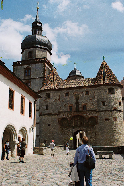 2009-2_02_Festung_Marienberg_Innenhof