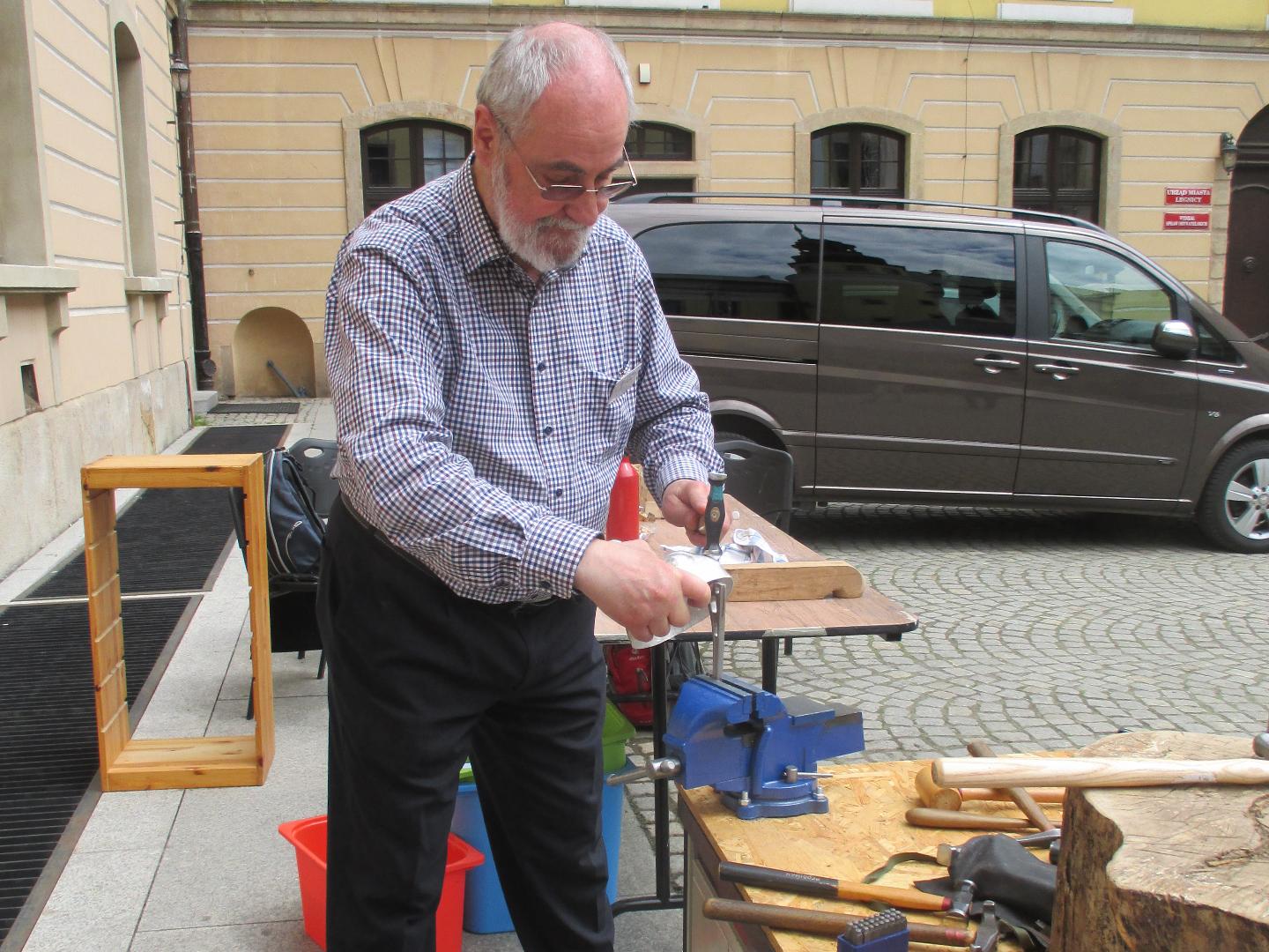 Hammering the bowl (22)