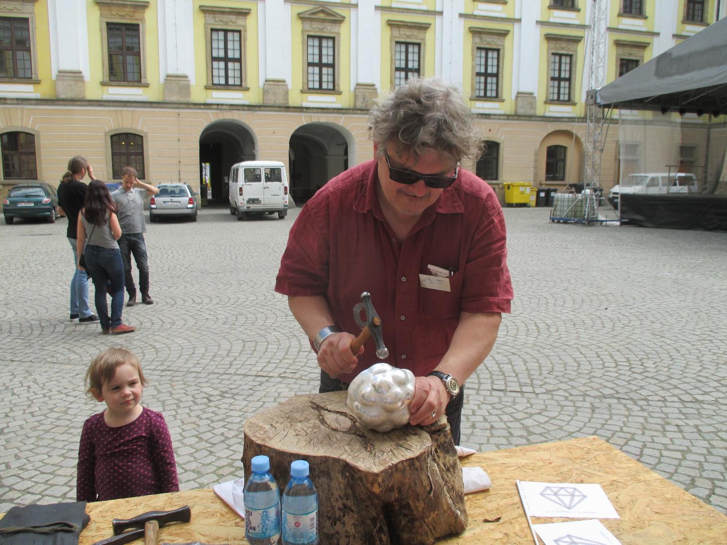 Hammering the bowl (31)