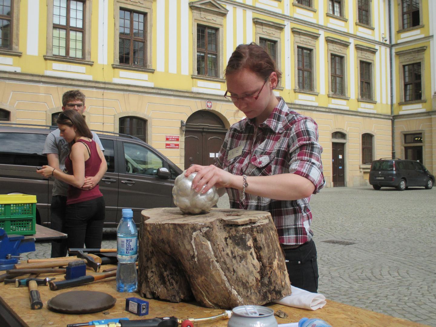 Hammering the bowl (34)